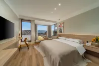 Jingyuan Yaju Designer View Homestay (Lijiang Ancient City Dashuiche)