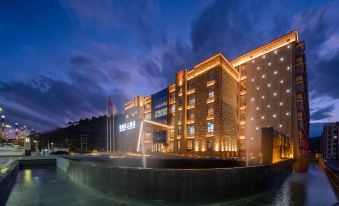 Silk  Cirrus  Hotel  (Songtsam Lingka Shangri-La)