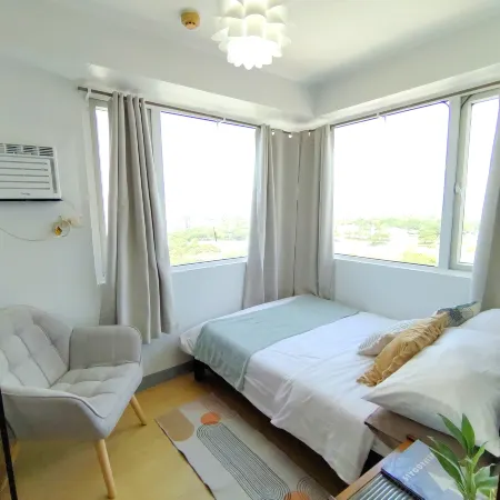 2 Bedroom Suite Condotel with Fast WIFI near BGC and Venice Grand Canal