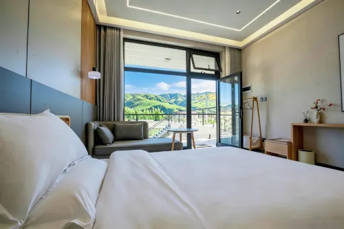 Natural Beauty Homestay (Nalati Grassland Store)