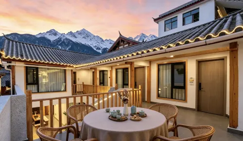 Xinyue·Mid villa Designer Homestay with Snow Mountain View (Dashuiche Store in the Ancient Town)