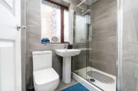 Modern 1 Bed Apartment for long stays - parking