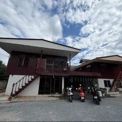 taitoon hostel&cafe โรงแรมใกล้รอยฮานก๋วยเตี๋ยวและอาหารอิสลาม