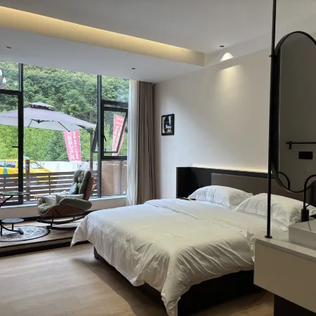 Heishui Banshanhai Homestay