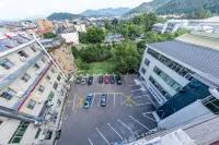 7 Days Hotel (Jingdezhen Ceramic University Xianghu Campus) - parking
