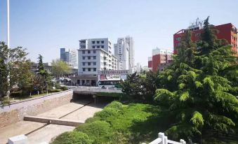 Qingdao Sifang Hotel East Building (Taidong Pedestrian Street Small Village Subway Station)