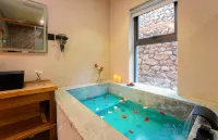 Banshan Xuanjing • Kuobo Qiongxi Private Hot Spring Homestay (Jiuzhaigou)