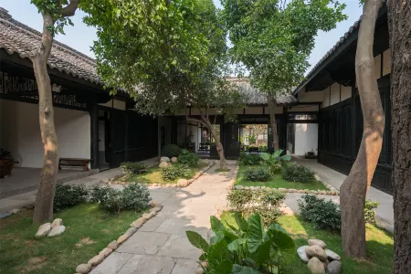 Blossom Hill Fairyland Отели рядом со станцией Langzhong Railway Station