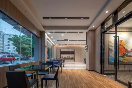 Gluck Hotel (Guangzhou North Station Huadu Square) Отели рядом с достопримечательностью «The Yuen Yuen Taoist Temple Of Guangdong»