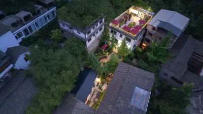 Shisheji Baishan Yuanshe Homestay (Dujiangyan Lingyan Mountain Lingyan Ancient Street Branch) 훙커우 화곡 주변 호텔