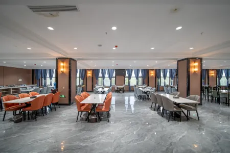 Marriott Holiday Hotel (Kuche Railway Station) Отели рядом с достопримечательностью «Qingchengqiang Site»