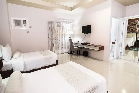 Sierra Hotel Отели рядом с достопримечательностью «Sisters of St Paul of Chartres Monument»