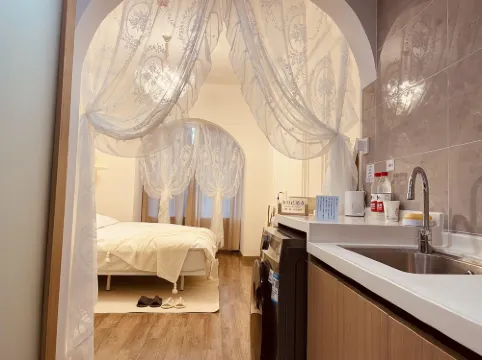 向雲端城市酒店（南陽新村地鐵站店）