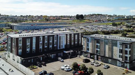 Ramada Suites by Wyndham Albany Отели в г. Орева