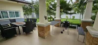 Big swimming pool garden villa