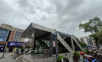 Linjing Boutique Audio-Visual Homestay (Ningbo Airport Yinzhou Avenue Subway Station)