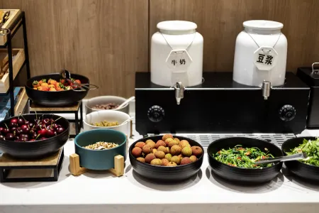 HanTing Premium Hotel (Shanghai Loushanguan Road Subway Station) Отели рядом с достопримечательностью «Пунг-Бич Наньфэн Сити»