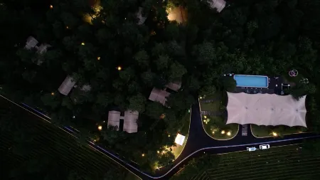 Anji Jiumu Songfeng Tent Hotel Отели рядом со станцией Anji Railway Station