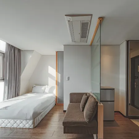Brown Suites Hotel sinchon central Отели рядом с достопримечательностью «Мапхогу»