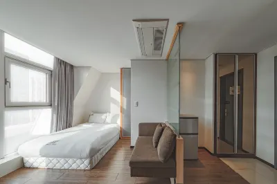 브라운스위트호텔 신촌센트럴 Daegu Geundae Golmok Donas & Danpatppang - Yongsan Station 주변 호텔