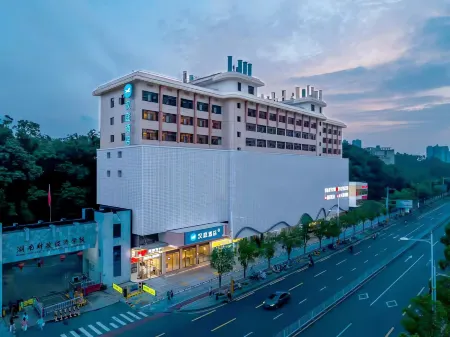 HanTing Hotel (Changsha Yuelu Jinxing Road Subway Station) Отели рядом с достопримечательностью «Hunan University of Finance and Economics Library»