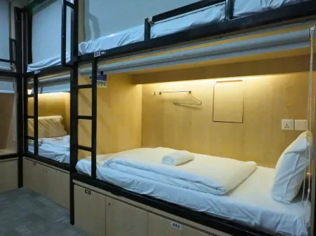 THE ROOM BUGIS Отели рядом с достопримечательностью «MBFC Tower 2»