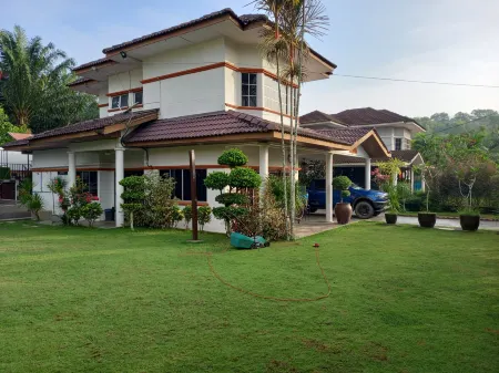 Homestay 5-bedroom villa with pool at Port Dickson Отели рядом с достопримечательностью «Порт Диксон Бич»