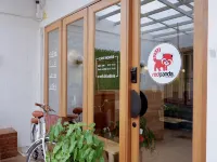 Red Panda Hostel & Cafe Hotels near Wat Santitham
