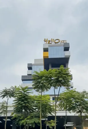 Yello Hotel Paskal Bandung Отели рядом с достопримечательностью «Bandung tour on bus (Bandros)»