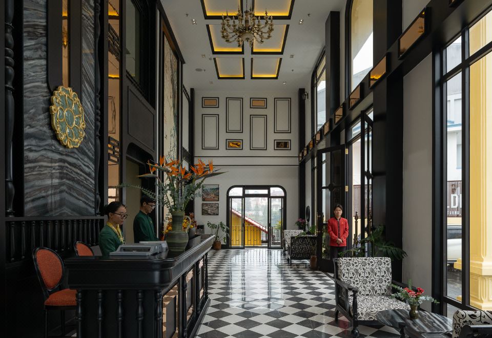 Goldient Boutique Hotel의 야외 수영장과 휴식 공간