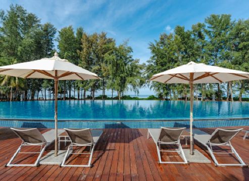สแปลช บีช รีอสร์ท ไม้ขาว