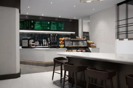 Hilton Arlington National Landing Отели рядом с достопримечательностью «Могила Неизвестного Солдата»