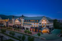 Wanda Moments Hot Spring Hotel (Tourism Service Center of West Changbai Mountain) - Mountain view