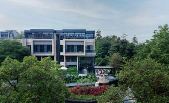 HIDDEN LAKE AFFORDABLE LUXURY HOME