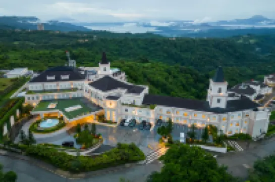 Scenic Tagaytay Getaway with Taal Views