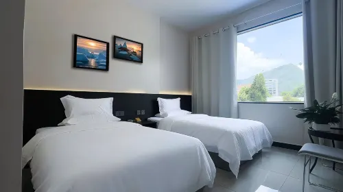 Blue Maple Hotel (Anshun Zhenning Huangshuojie Store)