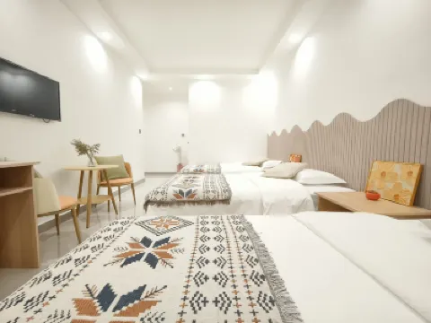 First come to the courtyard Hotels near Grand Stage River Scenic Area