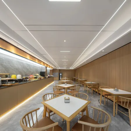 Starway Hotel (Xinyang Nanwan Lake Normal University)