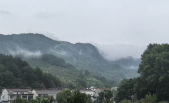 Shaojian Banshushe B&B (Lujiang Tangchi Hot Spring Resort)
