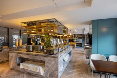 Super 8 Longtan Temple Panda Base Shop Отели рядом с достопримечательностью «Southwest University of Finance and Economics Tianfu College (Chengdu Eastern District)»