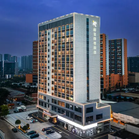 REZEN LONGUU Hotel (Foshan Sanshan Newcity North Subway Station Store)