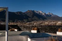 Experience the breathtaking panorama of snow-capped mountains in a luxurious villa. - Bergblick