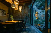 Overlooking Stream · Mountain Secret Retreat | Luxury Private Hot Spring Quiet Courtyard Resort - 4-Sterne