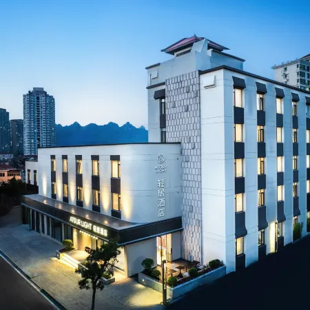 Qingdao Wusi Square Qingdao University  Atour Light Hotel Отели рядом с достопримечательностью «Циндао-Восточный Университет»