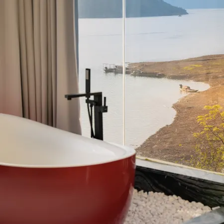 The mountain and the water embrace the Pleasant Bay Homestay