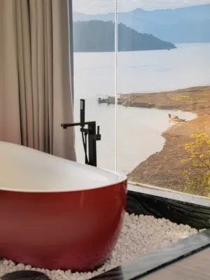 The mountain and the water embrace the Pleasant Bay Homestay