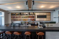 Floral Hotel · Island South Hotel - bar