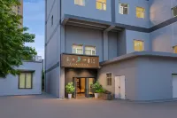 Home Inn · Yunshang Siji Shangpin Hotel (Kunming Daguan Park Yunda Hospital Branch) Сишань: отели