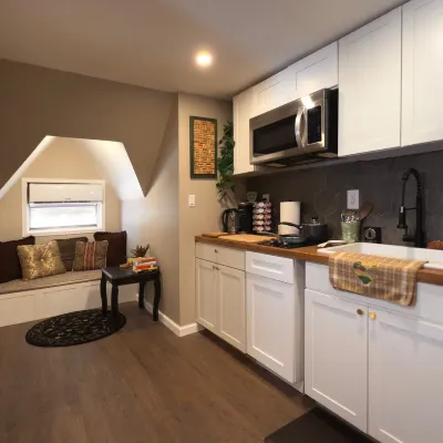 15 min away from - Universal Studios! -Cozy Studio Hotels near George Barker Park