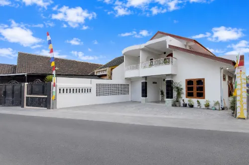 OYO 95374 Omah Ngentak Family Guest House - Parkering